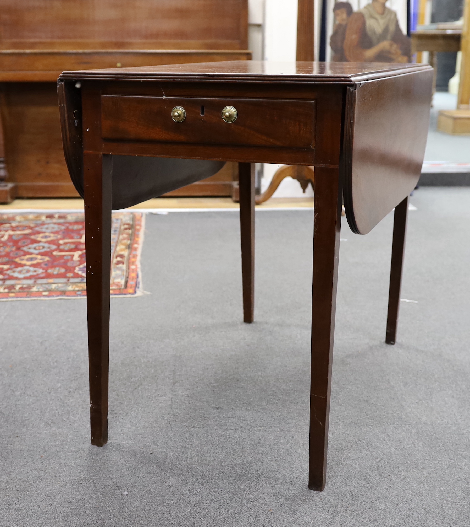 A George III mahogany Pembroke table, width 85cm, depth 52cm, height 71cm
